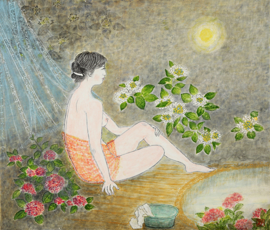 日本画の授業で京都へ舞妓さんを描きに行く事になり、先ずは体の線から、と裸婦の線描画をだいぶ習った。その時の素描が数枚残っているが、裸婦の作品は1点も無いので、描いてみようと思い筆を執り、描き始める。朧月夜のバックに紫陽花を浮かばせてみたが……