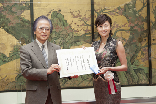 藤原紀香さん（右）と佐々木丞平・京都国立博物館館長