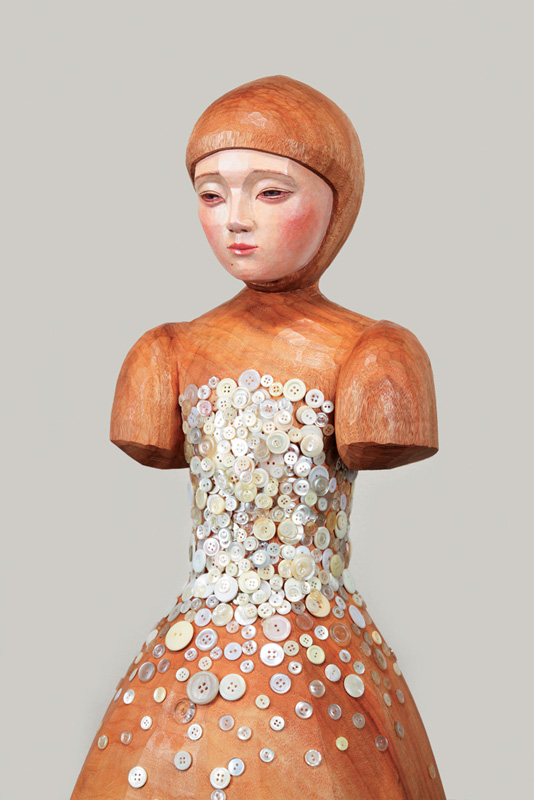「強制のトルソ－ボタンの少女」 2012年、樟材の一木造りに彩色/ボタン 撮影：宮島径 ©TANADA Koji / Courtesy of Mizuma Art Gallery 