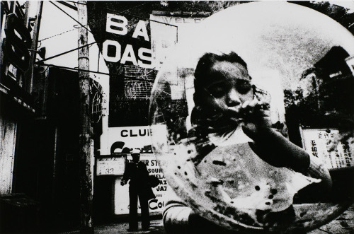 東松照明 「チューインガムとチョコレート＃7」1959年　東京都写真美術館蔵 