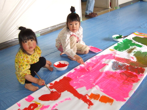 2012年4月22日 宮城県美術館での「元気のぼりワークショップ」―100人の子供たちや家族、友人が集って、19枚の「元気のぼり」を描きあげた
