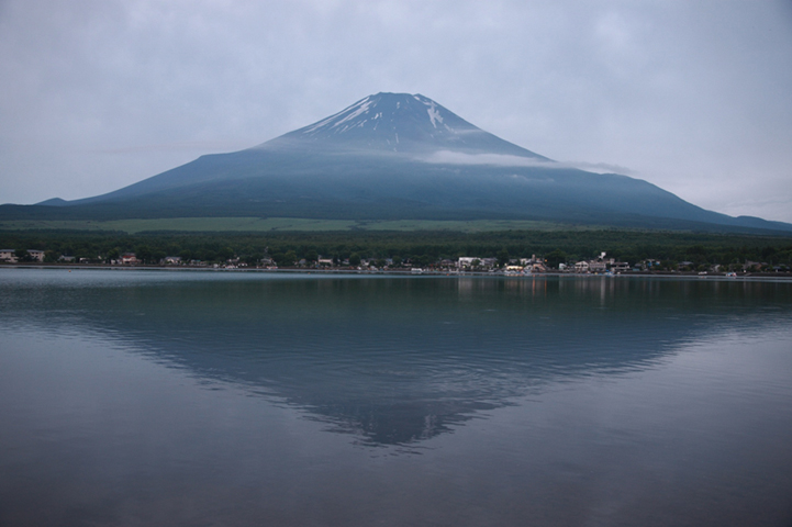 世界文化遺産登録となった富士山、山中湖畔にて（2013年6月29日）　撮影：本庄俊男