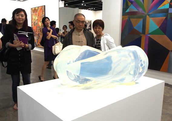アートフェアで森万里子の作品を見る観客（HKアートフェア）