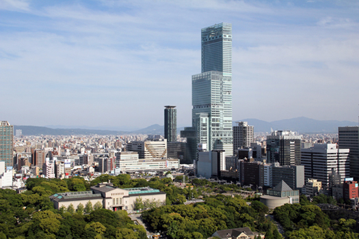 新たなランドマークとなる超高層複合ビル「あべのハルカス」。左下は天王寺公園の大阪市立美術館。