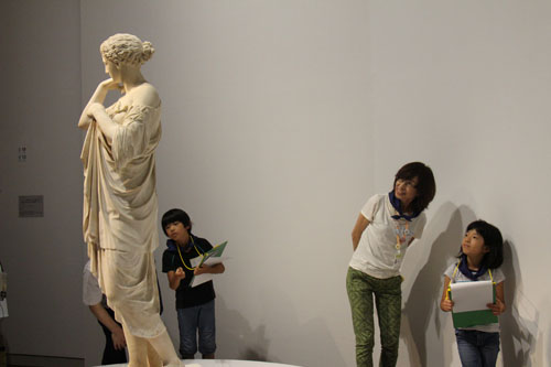 今夏行われた「ルーブル美術館展」で展示室を冒険するアート・エデュケータと子供たち