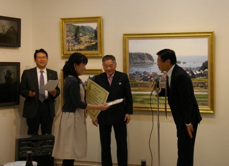 松村謙三賞を受賞した美浪文氏(左から2人目)