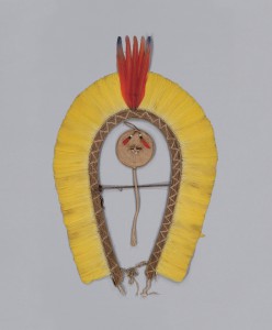 羽毛製頭飾り　民族：ツカハマイ　国名：ブラジル　1960年代制作