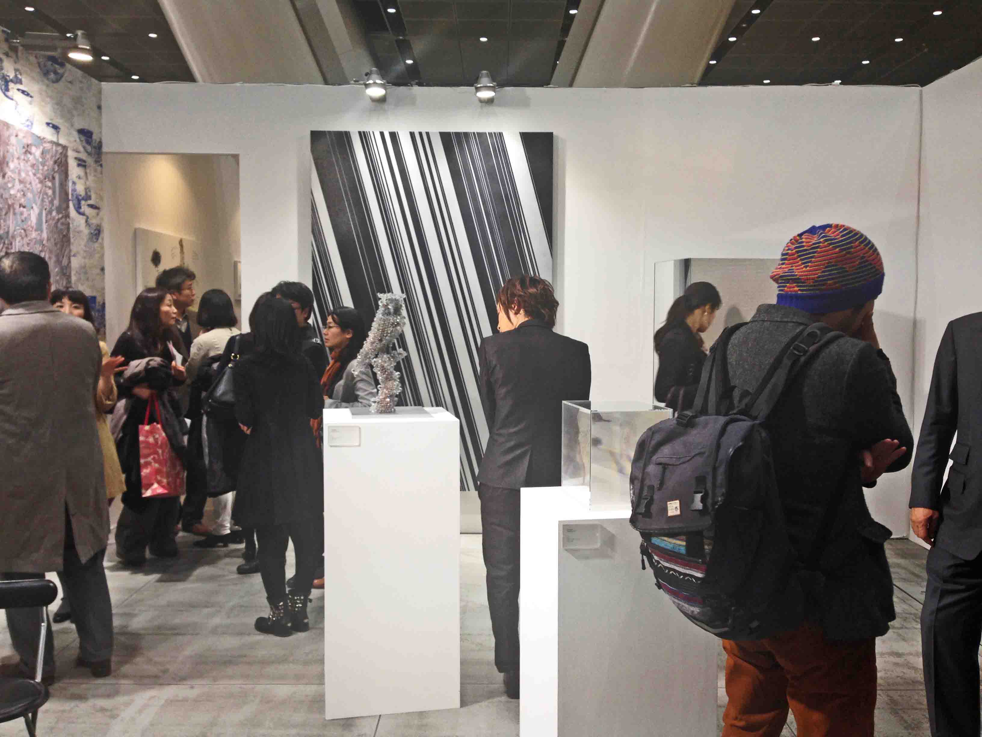 今回から始まった「G-plus」。日本を代表する現代アートのギャラリーが一堂に会した。写真はSCAI THE BATHHOUSE(L25)。名和晃平を中心とした展示が行われている。