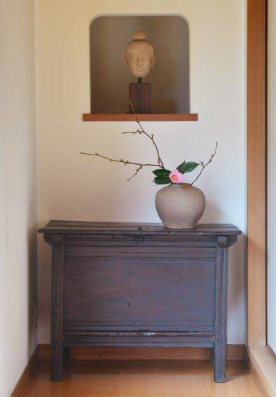 釈迦牟尼仏、布目文壷、米櫃（ティジュ、幅45.5×奥行74×高56.5cm）　（写真上から）