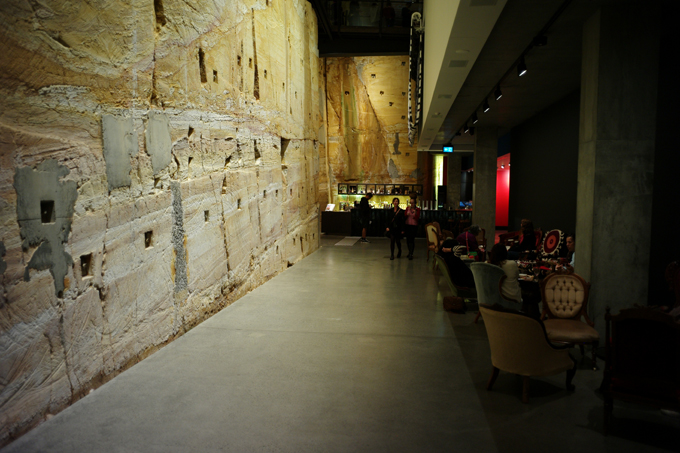 MONAの内部、大きな自然の絶壁が廊下の壁となっている