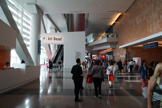 アート・バーゼル香港の入り口、展示ホールは二層になっている