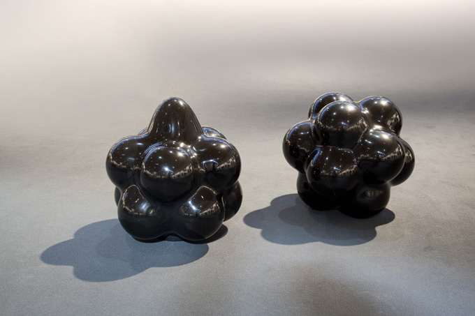 (左)郡田政之《Cell》　2013年　black marble, 52×52×53cm  (右)郡田政之《Cell》　2011年　black marble, 52×52×52cm  ©Courtesy Galerie Scheffel, Bad Homburg / Germany&Artist