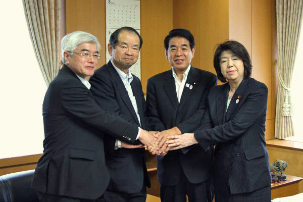 民間ファンドとの協働文化プログラムの試み。下村文科相(右から2人目)と尾崎元規・企業メセナ協議会理事長(同3人目)らが会談した=14年8月26日