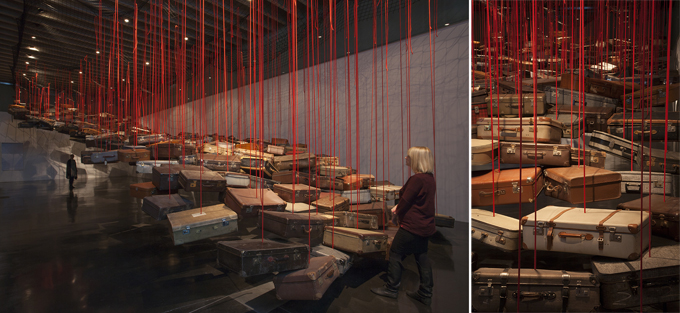 塩田千春「Accumulation-Searching for Destination」 2014年　Installation, Vintages suitcases, red rope, Dimensions variables