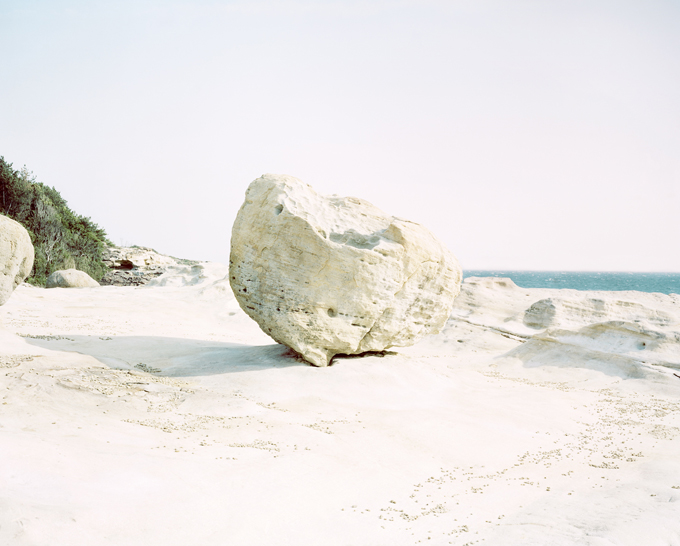 城戸保《岩と海》2014年 c-print 