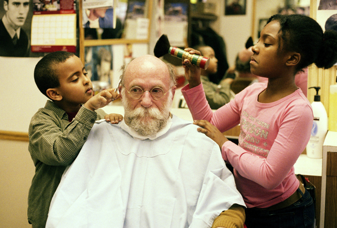 ママリアン・ダイビング・リフレックス  子どもたちによるヘアカット  2006 トロント（カナダ）他 美容師から講習を受けた10歳～12歳の子どもたちが、大人たちに無料のヘアカットサービスを提供するプロジェクト。子どもたちに、創造的な決定のできる個人としての、責任と自信を持たせることを目的としている。