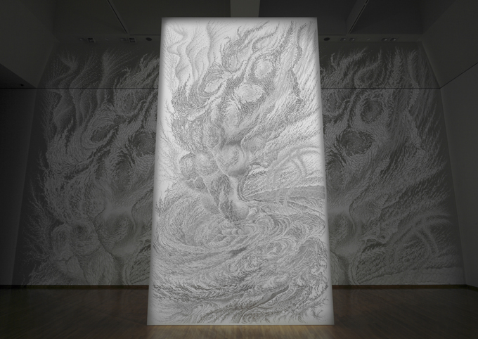 塩保朋子 《BIRTH》 2013年 h.600 x w.356 cm 紙、照明機器 撮影 椎木静寧  東京都現代美術館 所蔵  