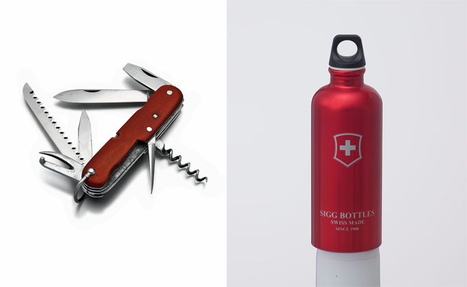 (左)《オフィサーナイフ》 ビクトリノックス、1897 (右)《スイスエンブレムレッド》 シグ、（オリジナル制作1957） ©株式会社スター商事