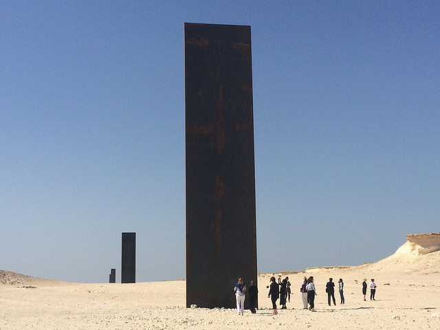 カタールの砂漠に出現したセラの巨大彫刻