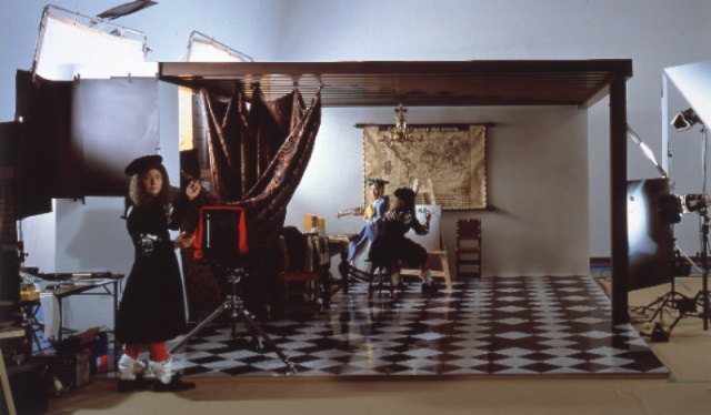 森村泰昌《フェルメール研究（3人の位置）》2005年、カラー写真、 44.5×76.0cm、国立国際美術館　　ⓒMorimura Yasumasa