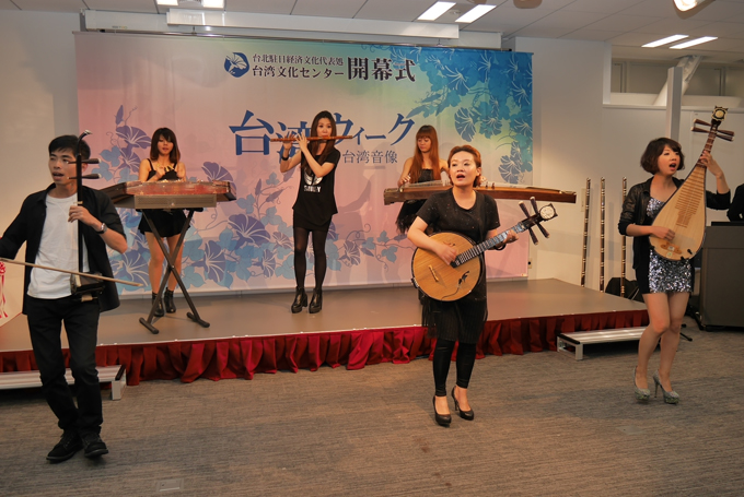 台湾文化センター　オープニングで演奏と歌を披露する「采風樂坊」