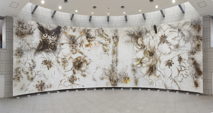 「夜桜」2015年　火薬、和紙　800×2400cm　作家蔵　Photo by KAMIYAMA Yosuke