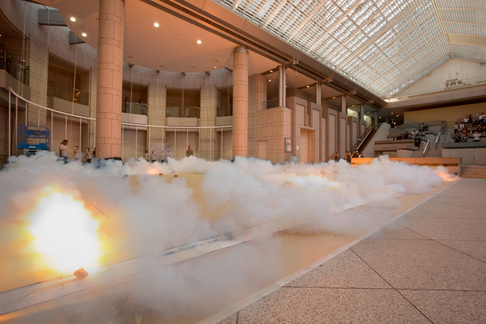 横浜美術館で行われた火薬絵画「夜桜」（2015年、火薬、和紙、作家蔵）の爆破制作風景 Photo by KAMIISAKA Hajime