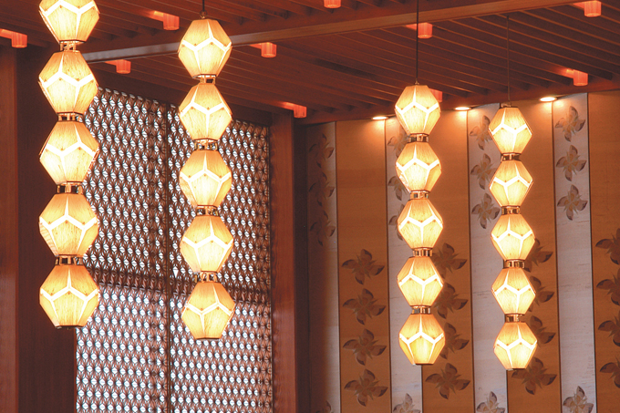 切子玉型(オークラ・ランターン)は古墳時代の飾り玉に見られる切子玉型をデザインしたもので、五角形の板を10枚つなぎ合わせて切子型とし、五連つなげて一つとしている。