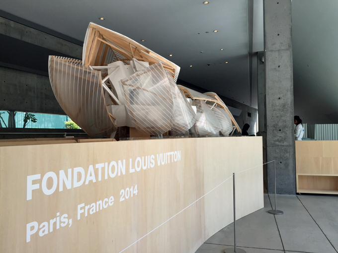 入り口で出迎えてくれるのは昨年開館したルイ・ヴィトン財団(パリ)の大型模型