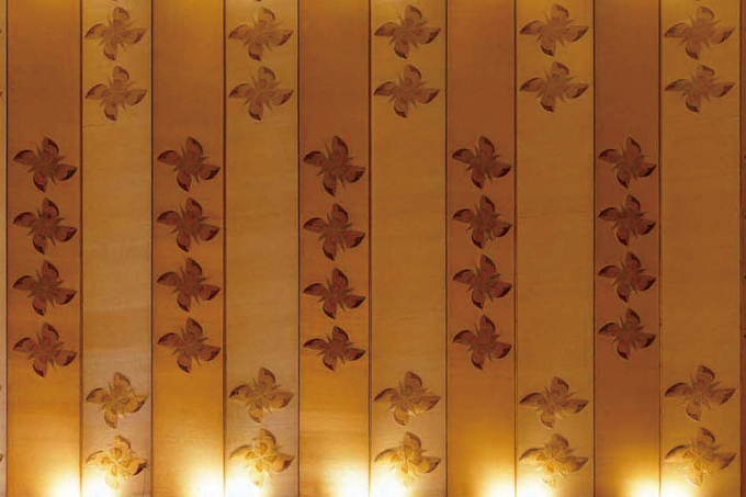 「四弁花紋」(つづれ織りの壁画)色絵磁器の第一人者で人間国宝の富本憲吉氏がデザインした四弁花紋様を、京都・西陣の龍村美術織物に依頼して純絹のつづれ織りにしたもの。