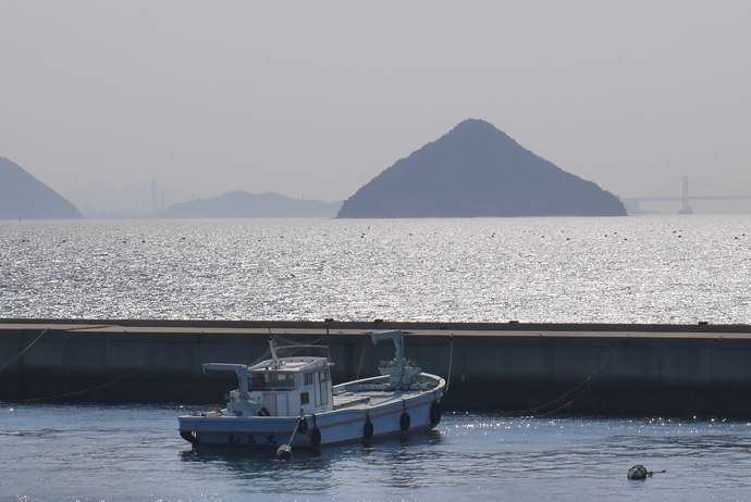 直島・宮浦港から三角形の大槌島を望む