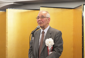 パーティーで挨拶をする 日本美術院代表理事・田渕俊夫氏