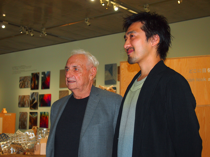 「フランク・ゲーリー展」では展示デザインを担当。(左からフランク・ゲーリー、田根剛)