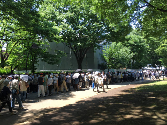 5月18日には上野公園内旧奏楽堂まで列が延びた
