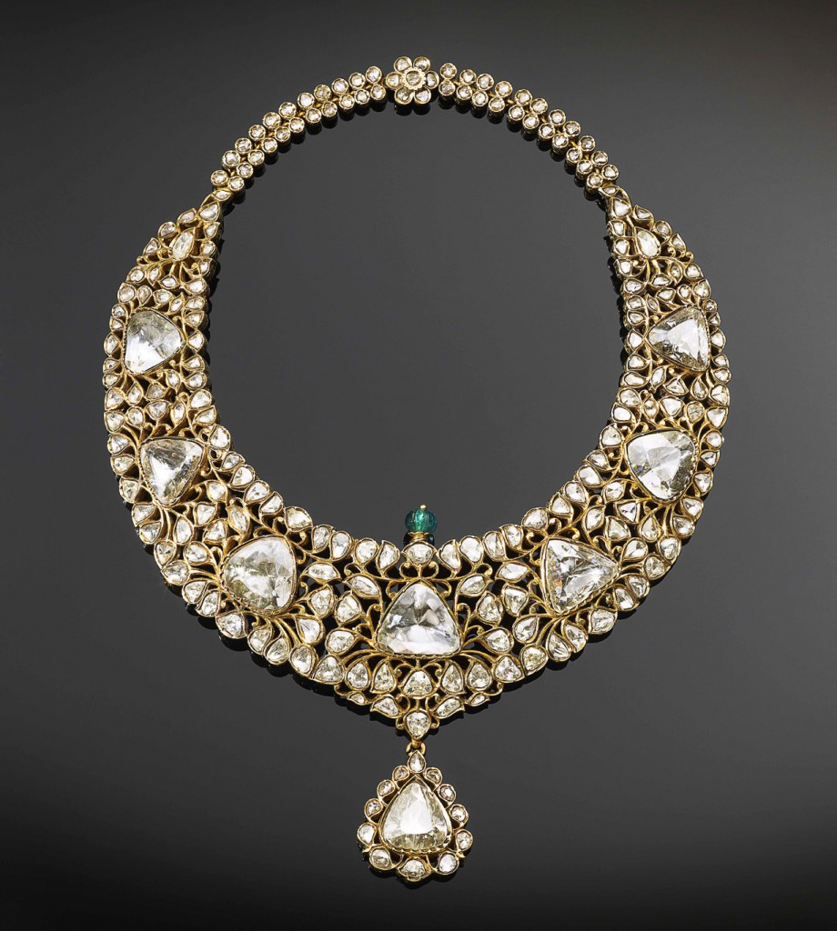 ハイデラバード君主のネックレス 1850-1875年　高：26cm　幅：19.6cm ダイヤモンド、エメラルド、金