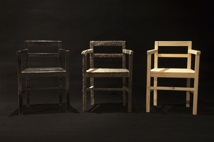 「Chairs」2014年　木、エポキシ樹脂　81×56×44 cm (each size)