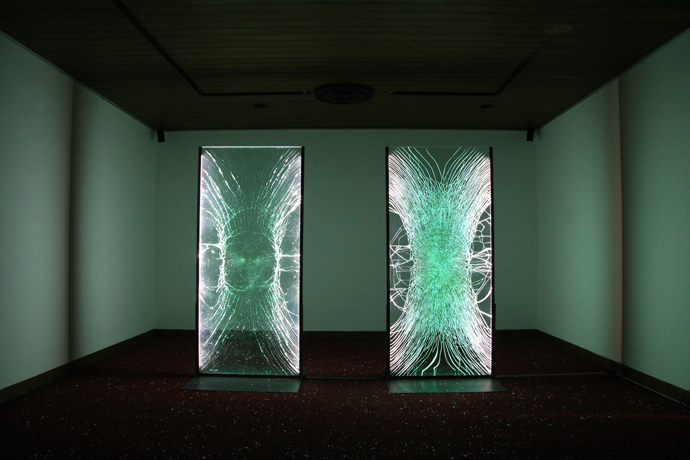 「Manebi」2007年　ガラス、LEDライト、鉄　200×100×90 cm (each size)