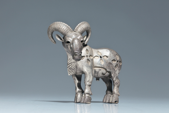 牡羊小像　原エラム時代　前3000―2800年頃　銀　高9.8cm幅5.1cm長11cm　MIHO MUSEUM蔵