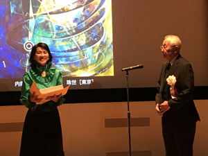 授賞式風景　二科会理事長の田中 良（右）と、内閣総理大臣賞を受賞した塙 珠世（左）
