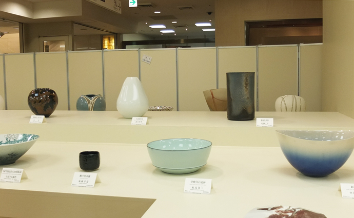 新館の陶芸部門 中央は今年人間国宝に指定された福島善三