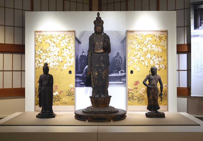 伝 俵屋宗達《桜芥子図襖》（複製）の前に、右から《不動明王立像》（平安時代（12C））、《十一面観音菩薩立像》（奈良時代（8C））、《帝釈天立像》（平安時代（10～11C））（いずれも大田区蔵、東京国立博物館寄託）が並ぶ。