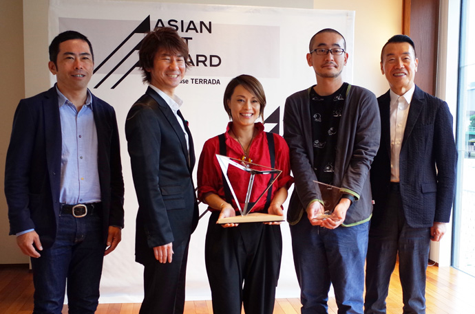 「Asian Art Award 2017」授賞式。山城知佳子（中央）が大賞を、谷口暁彦（中央右）が特別賞を受賞した
