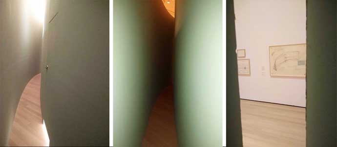 《カッセルの廊下》の内側　（左から）中心部分のドアから入り、先細りする薄緑色の空間を進むと、先端の隙間から外の展示が見える ともに著者撮影 