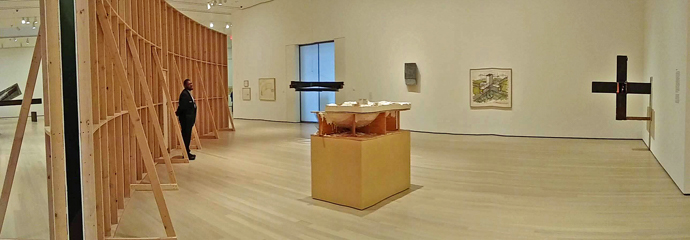 ブルース・ナウマン回顧展、会場風景（MoMA6階）。左に見えるのがブルース・ナウマン《カッセルの廊下―楕円空間》1972年（グッゲンハイム美術館蔵）で、入口の前にガードが立っている　著者撮影