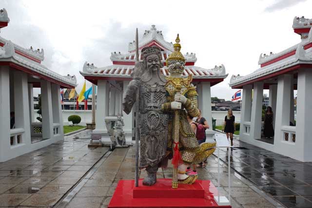 タイの寺院の中に置かれたタイと中国の守 護神の像：Komkrit Tepthian