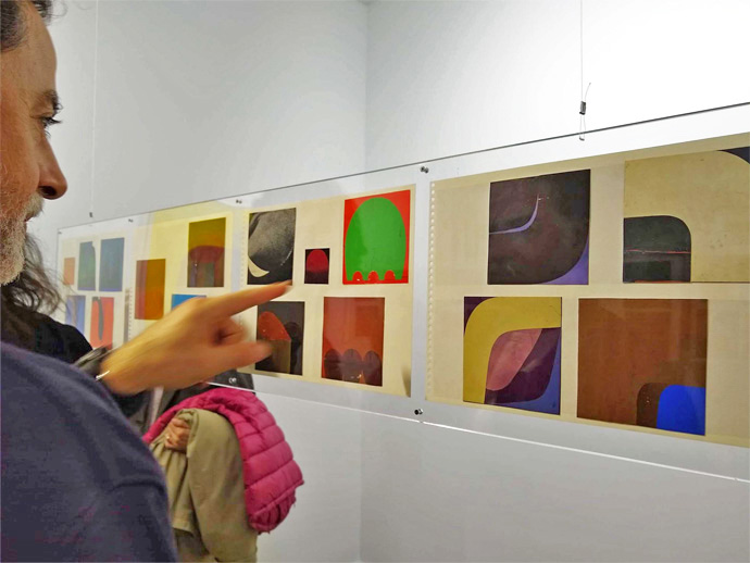 ナラ・ロスラー画廊の大竹富江個展では多数のコラージュを宙吊り展示。筆者撮影
