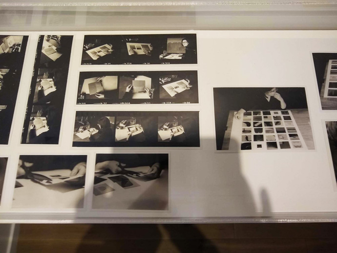 大竹富江のコラージュ制作の記録写真も展示されている。写真：筆者撮影
