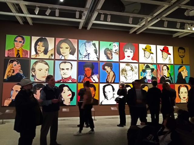 ホイットニー美術館「アンディ・ウォーホル―ＡからＢへ、そして逆戻り」、１階会場：肖像画の展示風景（筆者撮影）