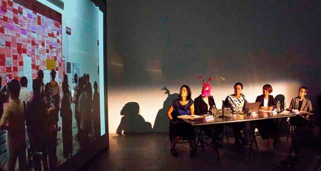 加藤翼が紹介した ReFreedom_Aichi の《#YOurFreedomプロジェクト》。会場のテーブルは左から、由本みどり、明日少女隊のケイト・ミレット、津田道子、手塚美和子、筆者 撮影:浜口京子 Courtesy of White Box Harlem