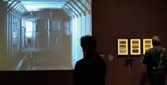 MoMA収蔵品展示「初期の写真と映画」。《地下鉄の内部、14丁目から42丁目》1905年（左）と1900年代初頭のステレオスコープ写真 筆者撮影